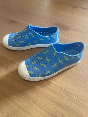 Native Shoes Kids Blue Lightning-Print Slip-On Water Shoes